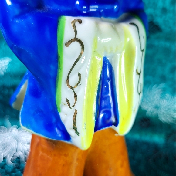 Vintage Porcelain hand painted Asian Man in traditional outfit 7" figurine - Picture 7 of 8